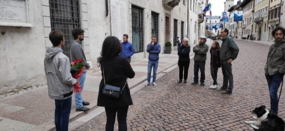 Un mazzo di rose rosse dove sono state danneggiate le corone ai martiri della Resistenza